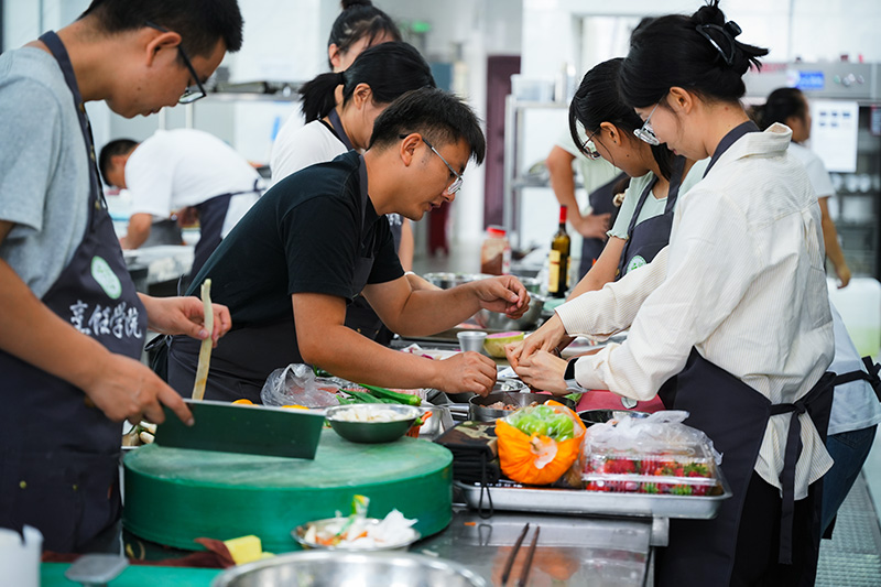 国培学员参加烹饪专业实训项目🐓。